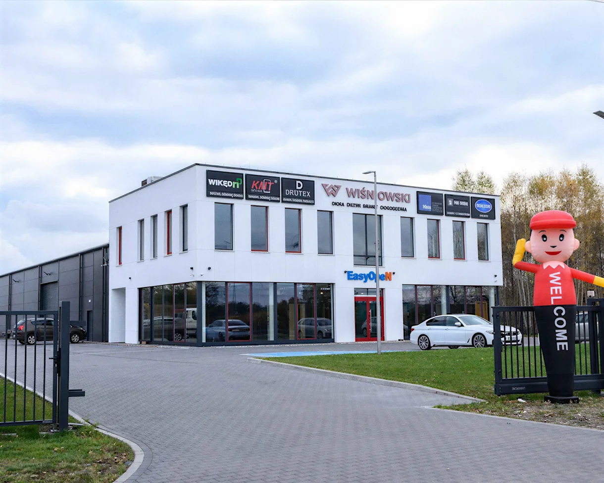 Siedziba i salon Easy Open w Chrośli — budynek z logotypami producentów